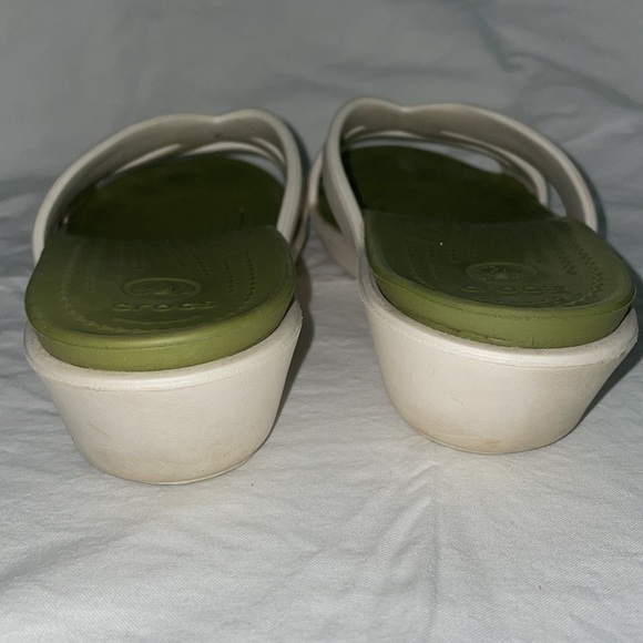 Crocs Patricia Wedge Sandals. White upper with a green footbed. Size 8 - Picture 5 of 10